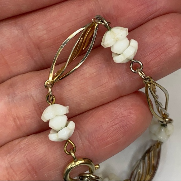 Vintage Gold Tone Twisted Textured White Floral Station Bead Dainty Bracelet 7" - Picture 4 of 5